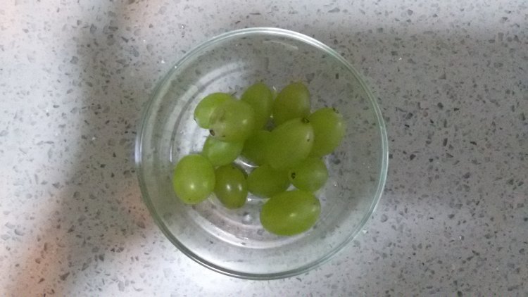 鲜榨无籽葡萄汁步骤2