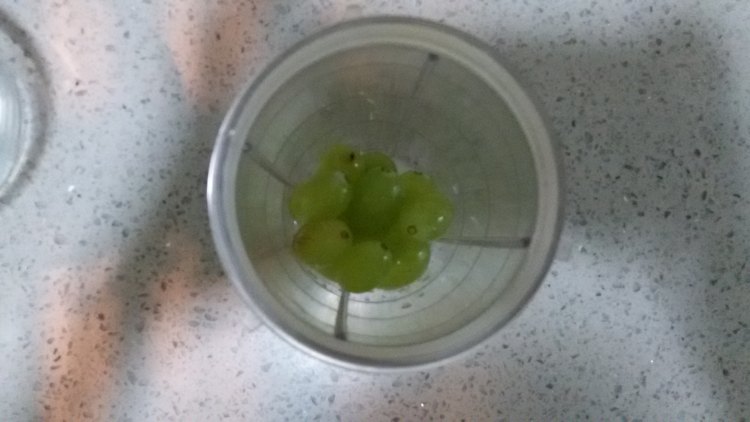 鲜榨无籽葡萄汁步骤7