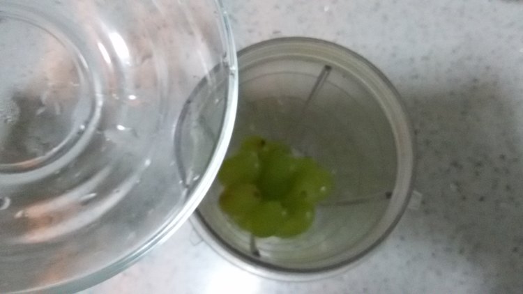 鲜榨无籽葡萄汁步骤8