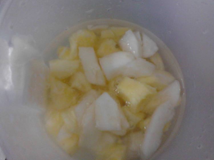 苹果菠萝雪梨汁步骤4