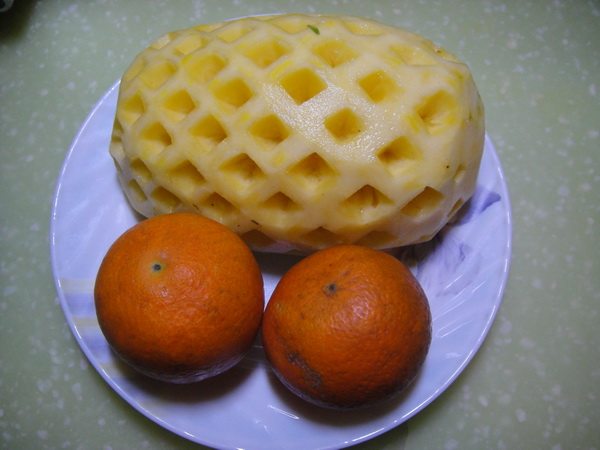 柳橙菠萝汁步骤1