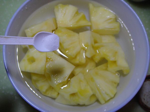 柳橙菠萝汁步骤3