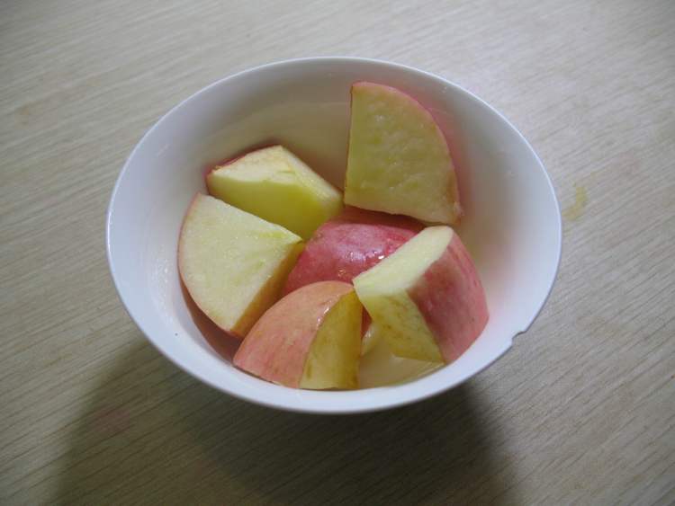 苹果菠萝梨汁步骤2