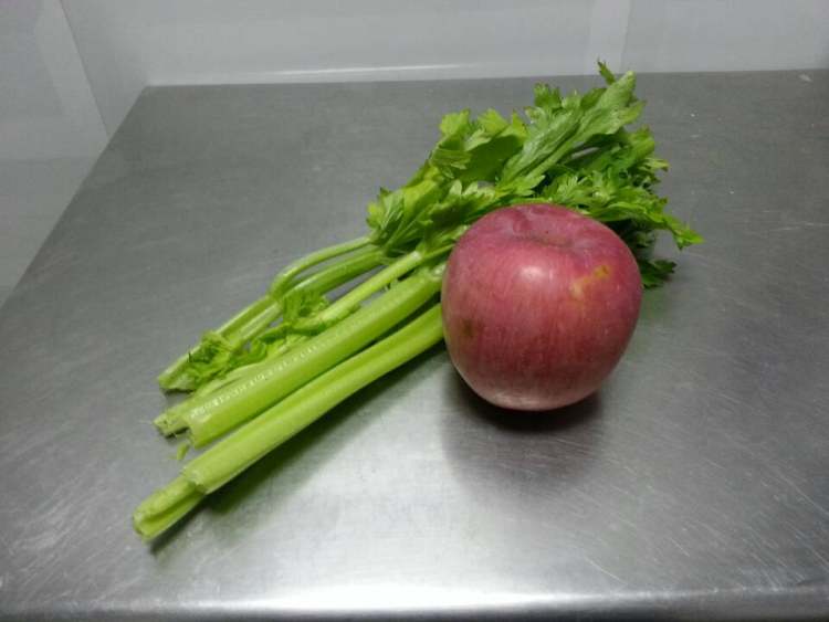 芹菜苹果汁步骤1