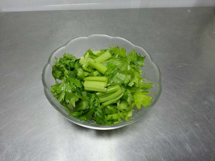 芹菜苹果汁步骤4