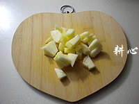 鲜榨苹果菠萝汁步骤2