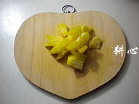 鲜榨苹果菠萝汁步骤3