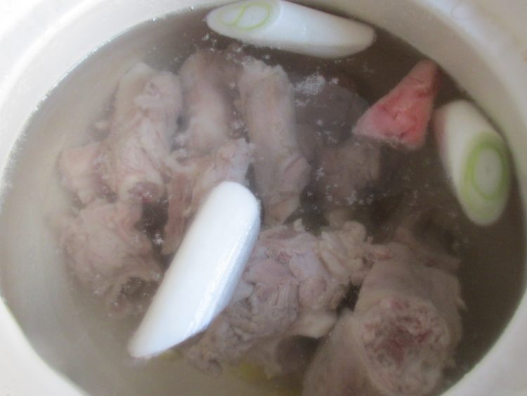 胡萝卜羊骨奶汤步骤5
