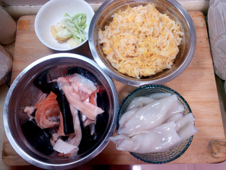 酸菜海鲜煲步骤1