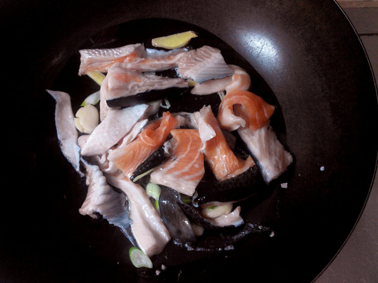 酸菜海鲜煲步骤3