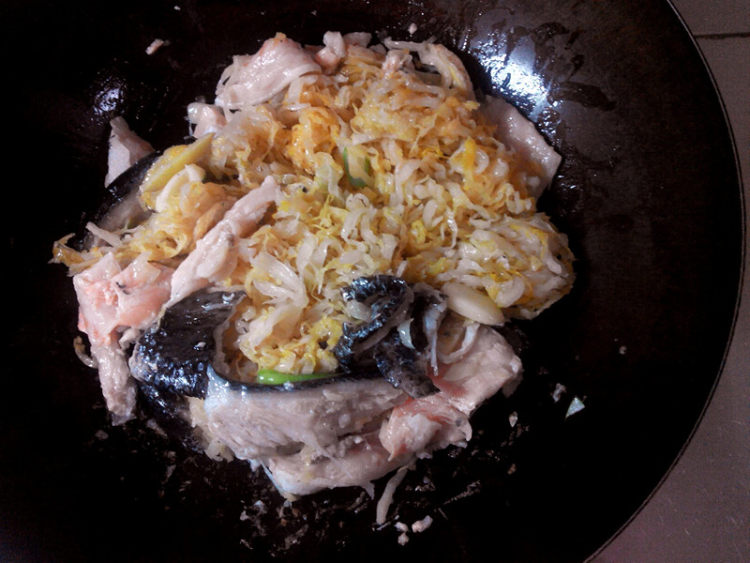 酸菜海鲜煲步骤5