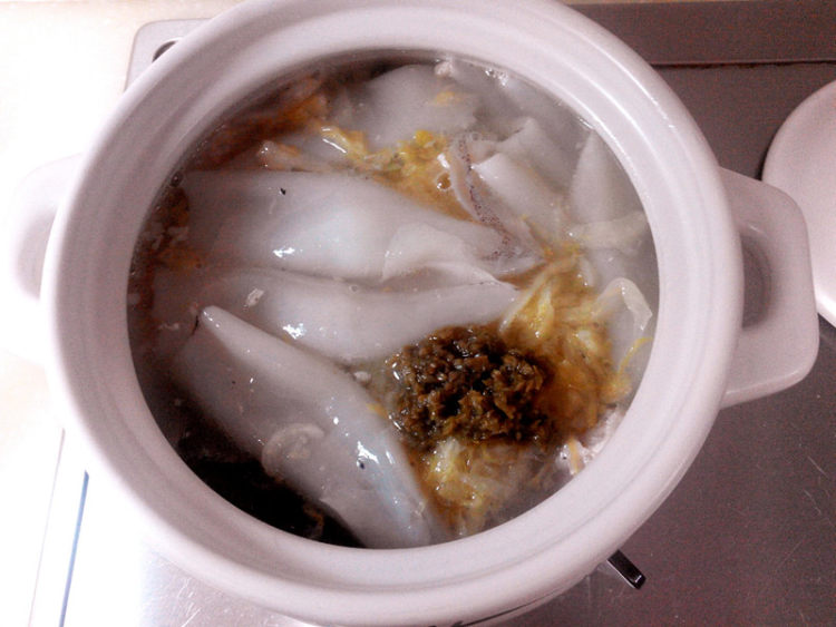 酸菜海鲜煲步骤7
