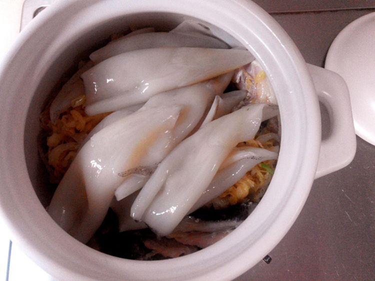 酸菜海鲜煲步骤6