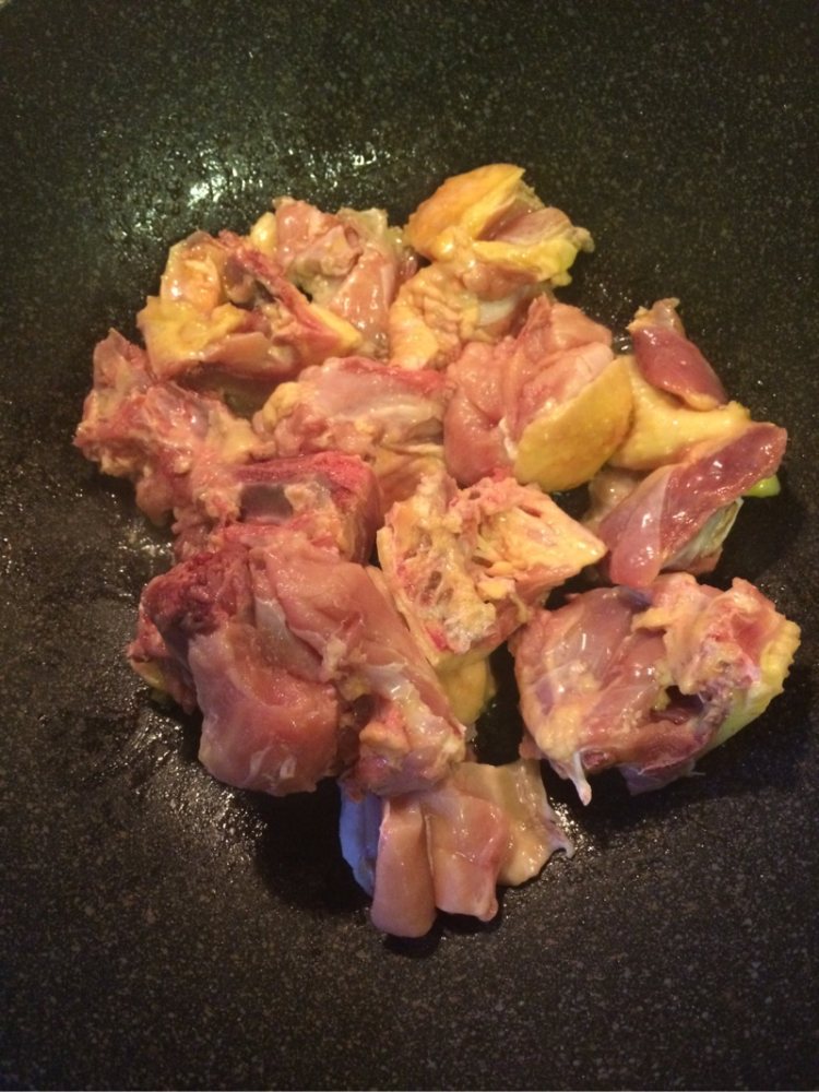 鸡肉炖榛蘑步骤2