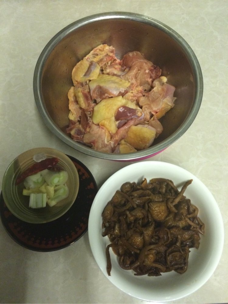 鸡肉炖榛蘑步骤1