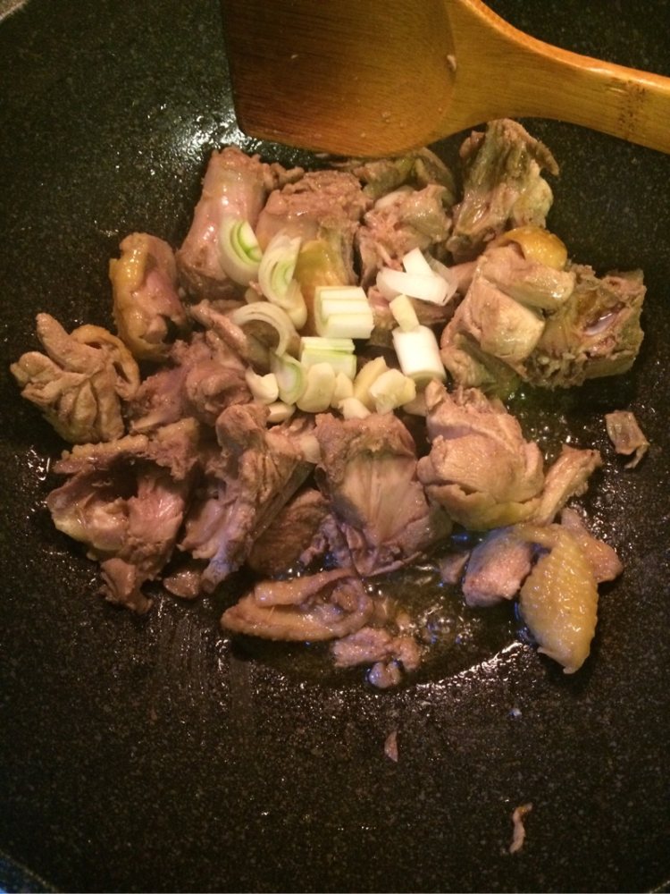 鸡肉炖榛蘑步骤3