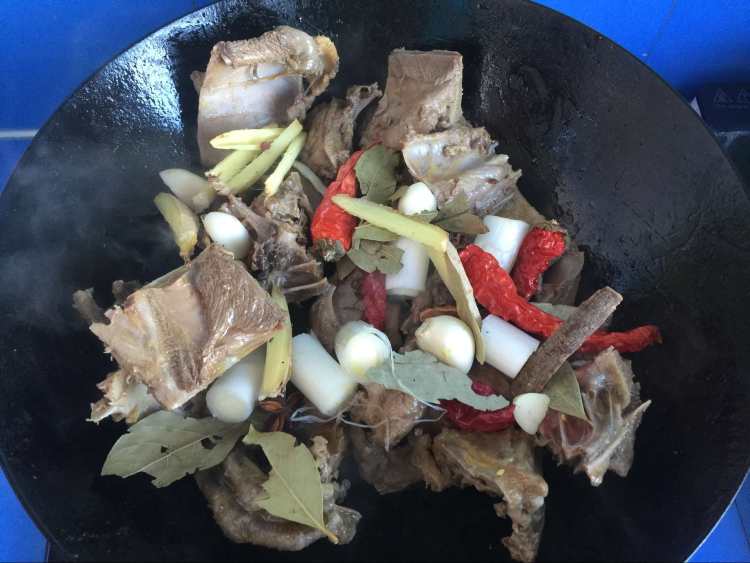 笋干烧鸭步骤5