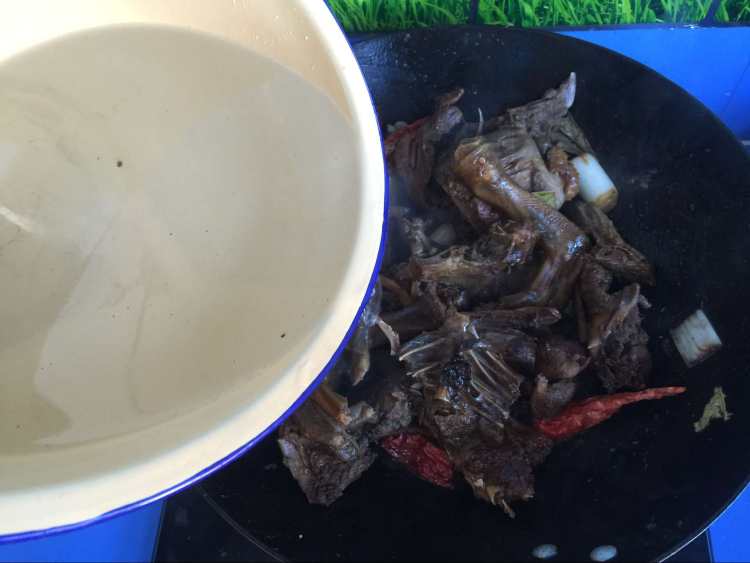 笋干烧鸭步骤9