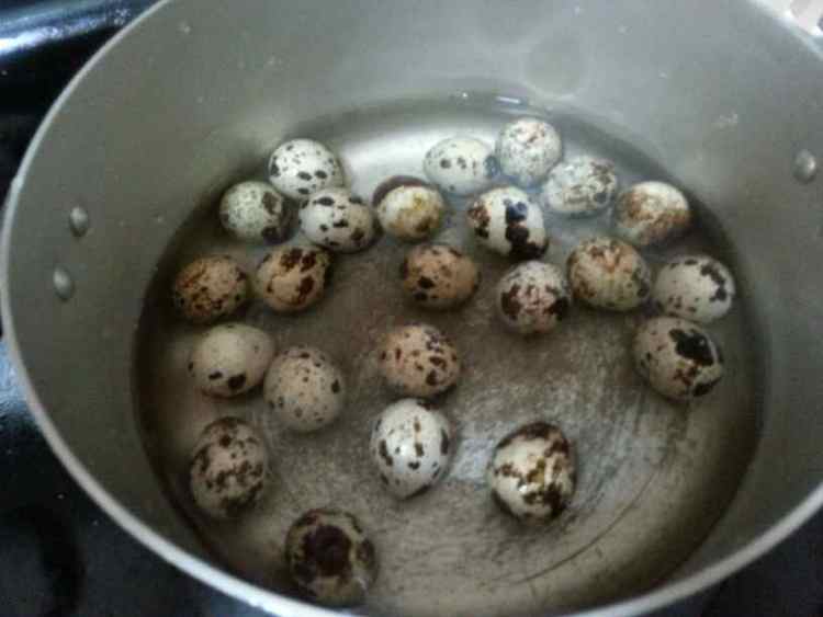 桂圆莲子鹌鹑糖水步骤2