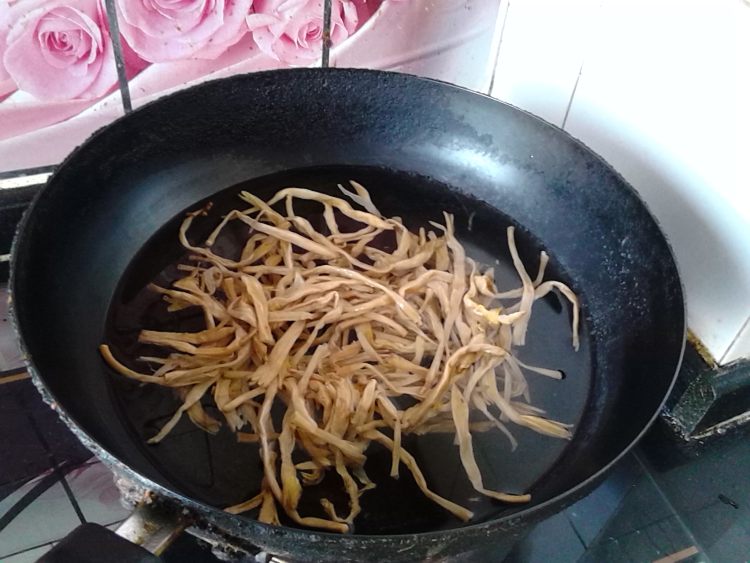 黄花菜炖草鸡步骤2