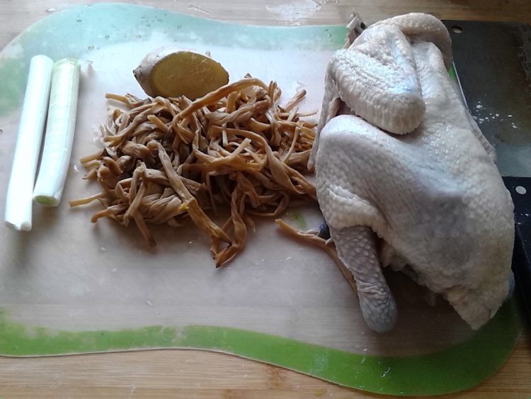 黄花菜炖草鸡步骤1