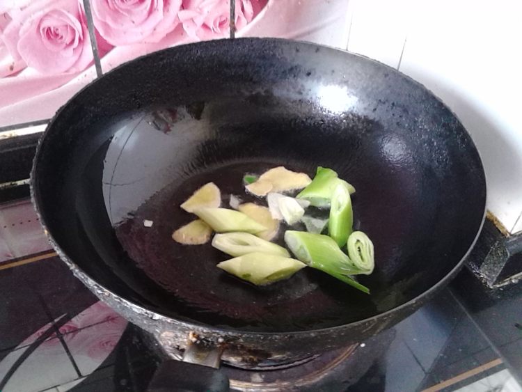 黄花菜炖草鸡步骤4