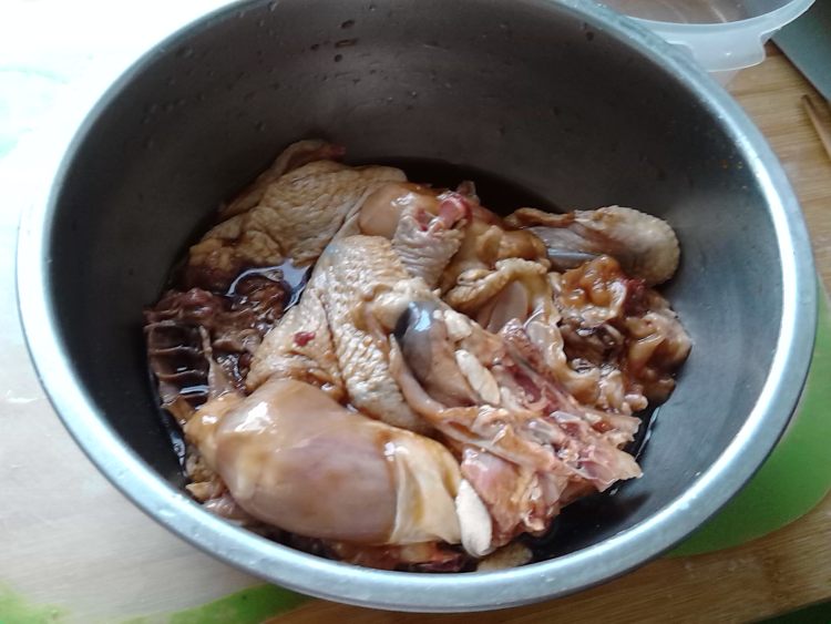 黄花菜炖草鸡步骤3