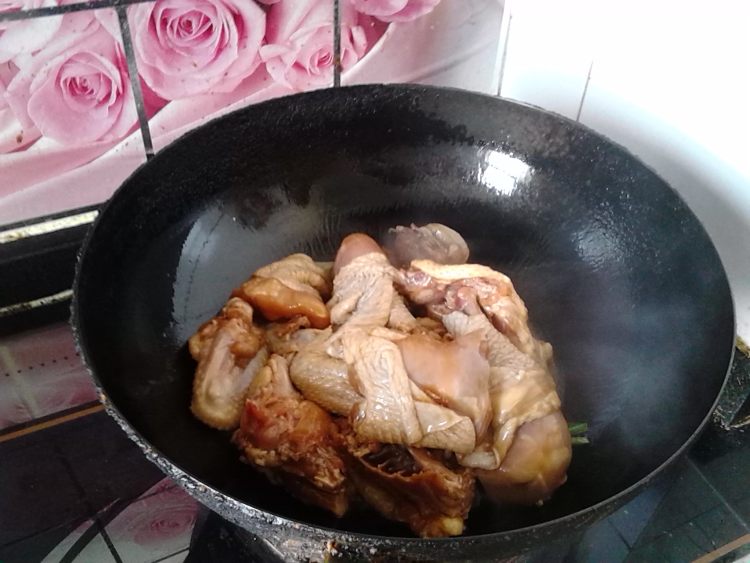 黄花菜炖草鸡步骤5