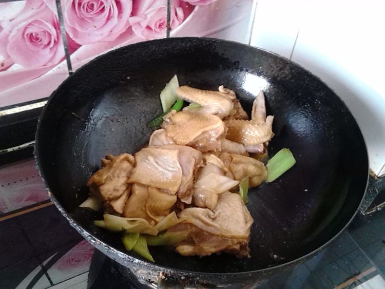 黄花菜炖草鸡步骤6