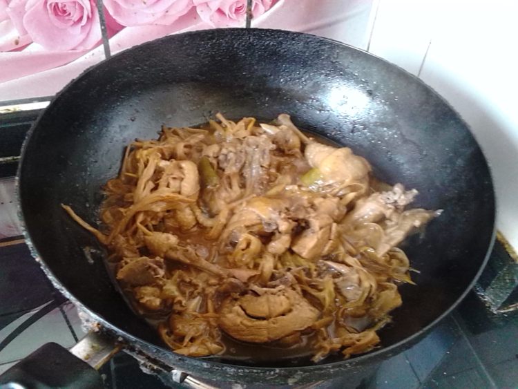 黄花菜炖草鸡步骤8