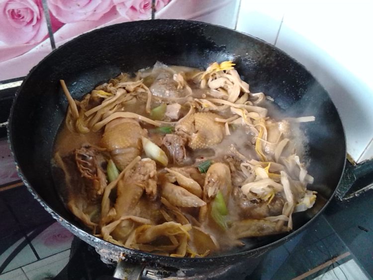 黄花菜炖草鸡步骤7