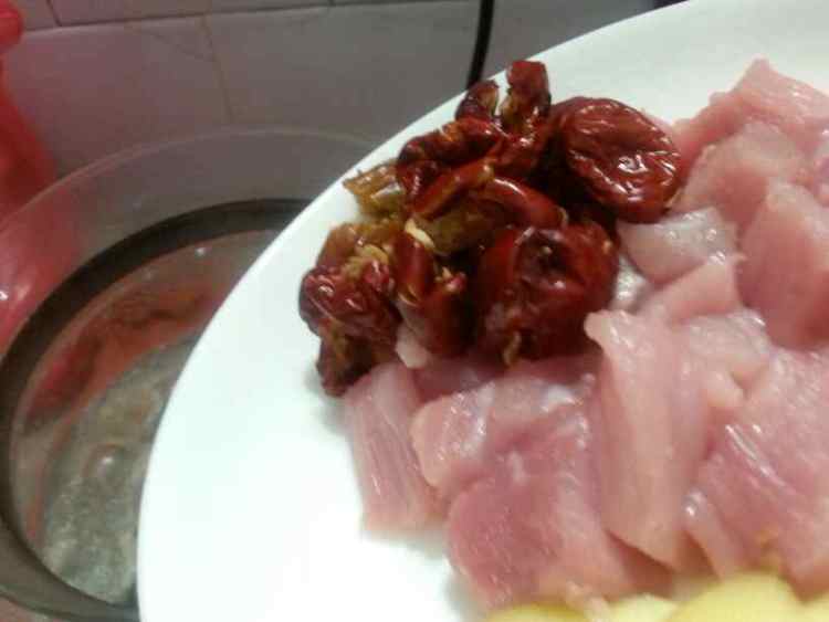 黑木耳红枣瘦肉汤步骤4