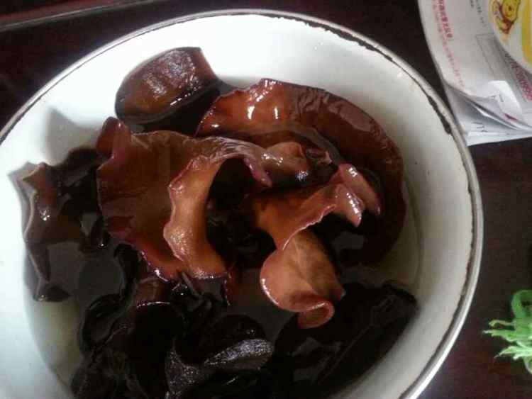 黑木耳红枣瘦肉汤步骤1