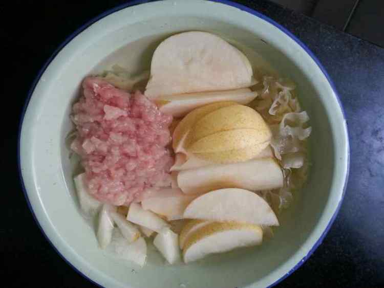 银耳雪梨炖瘦肉步骤2