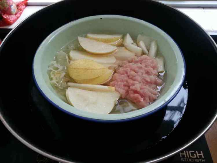 银耳雪梨炖瘦肉步骤3