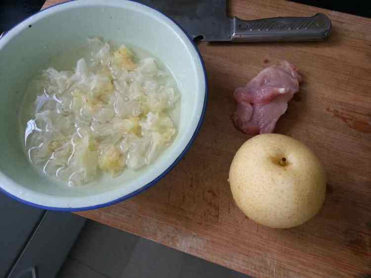 银耳雪梨炖瘦肉步骤1