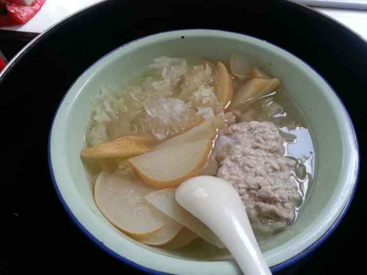 银耳雪梨炖瘦肉步骤4