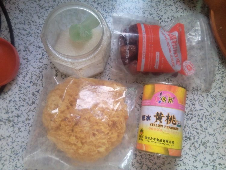 黄桃银耳汤步骤1