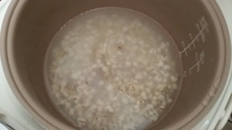 银耳薏米甜汤步骤2