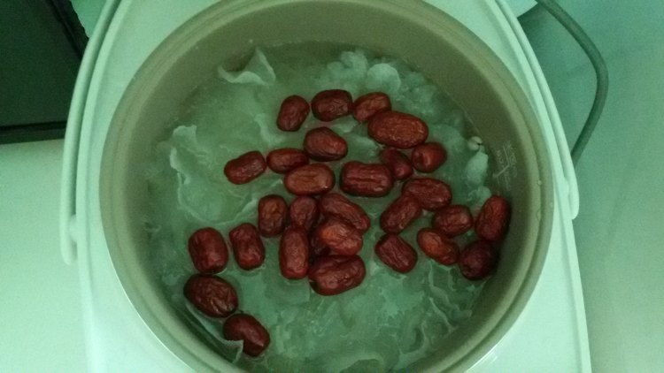 银耳薏米甜汤步骤3