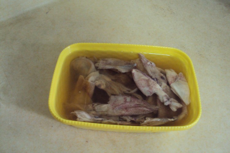 鱿鱼仔炖茄子腊肉步骤1