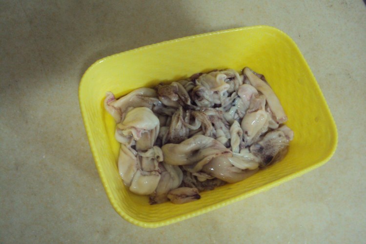 鱿鱼仔炖茄子腊肉步骤2