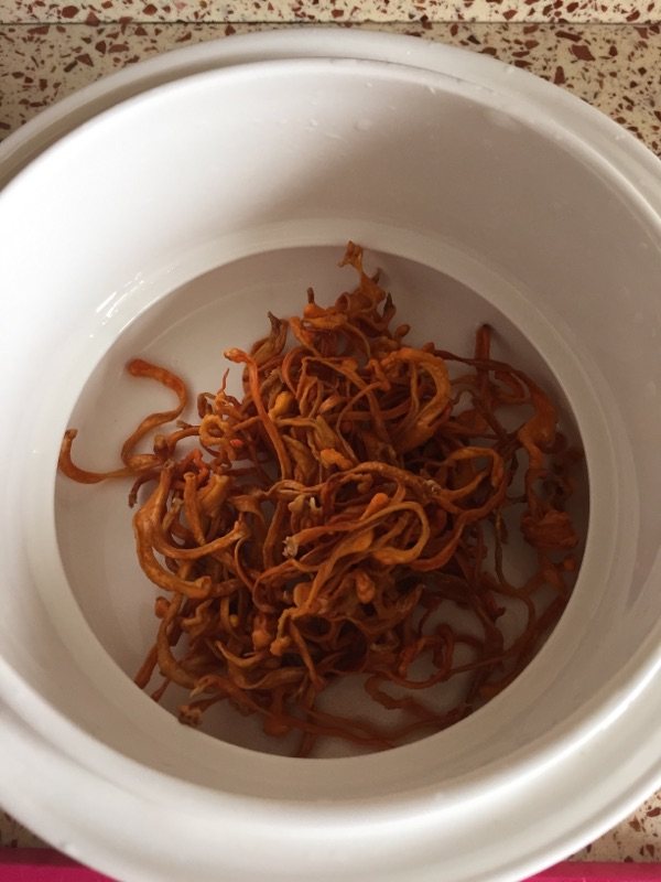 虫草花炖鸡步骤2