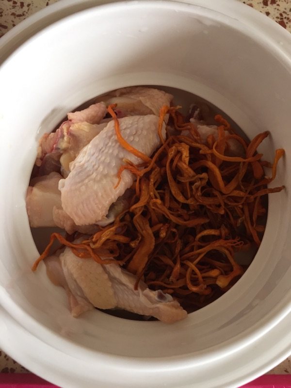 虫草花炖鸡步骤3