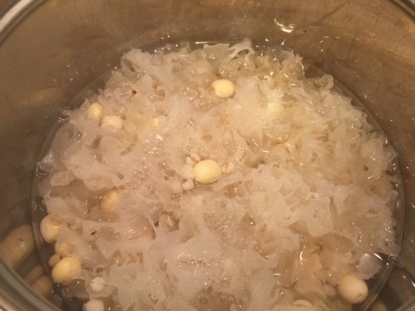 雪耳莲子汤步骤2