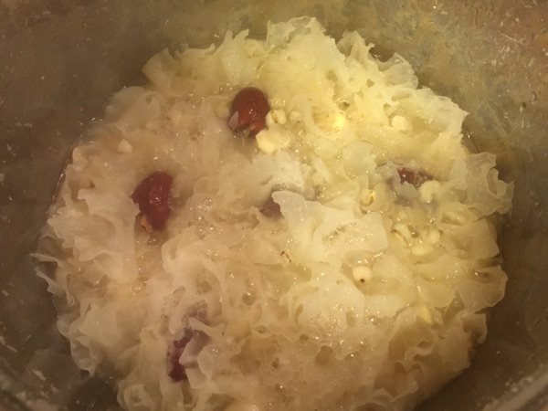 雪耳莲子汤步骤4