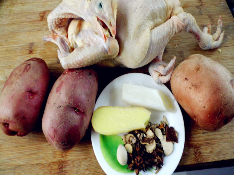 红烧土豆炖小鸡步骤1