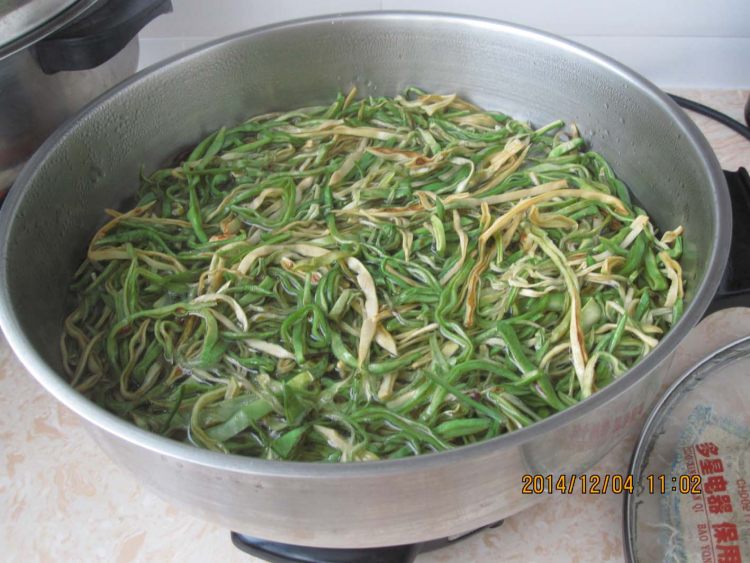 干豆角丝炖土豆条步骤2