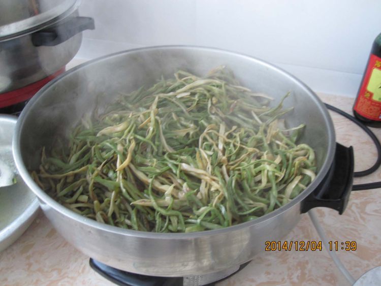 干豆角丝炖土豆条步骤6