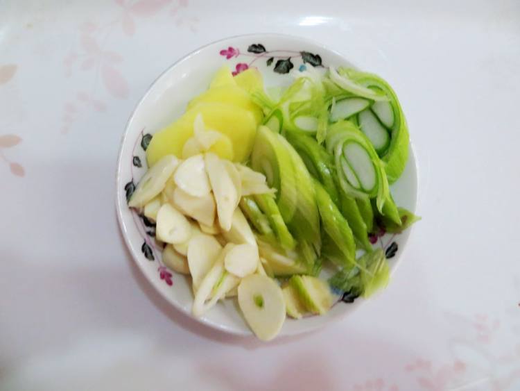 五花肉炖酸菜粉丝步骤3